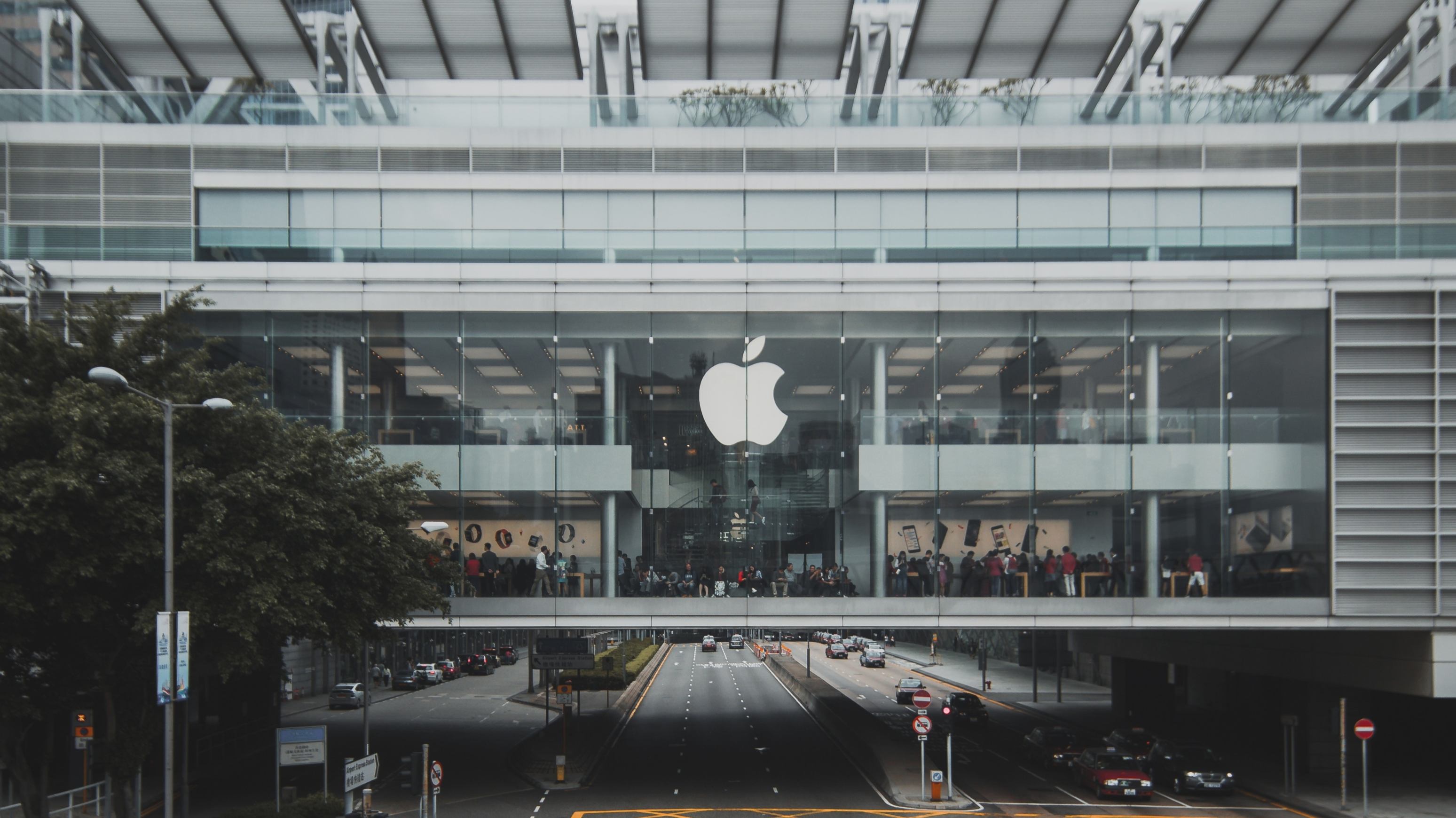 Apple reaches 1 trillion dollars in market capitalization DRSC Media