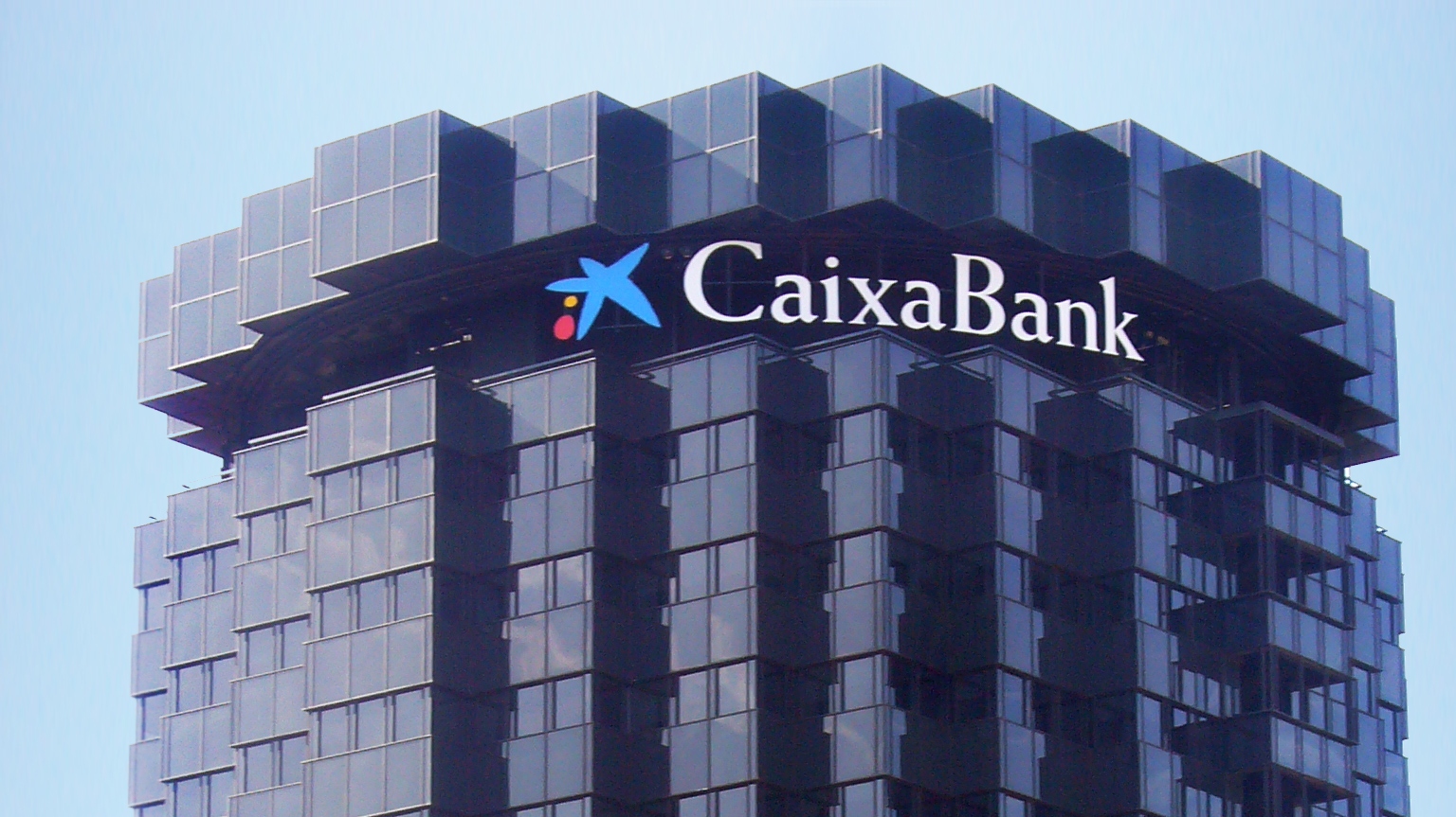 spanish-bank-caixabank-will-lay-off-2-000-employees-drsc-media